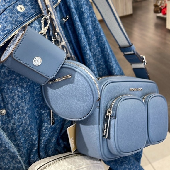 Michael Kors Jet Set Md Leather Crossbody Bag with Case for Apple Airpods Pro® - Picture 11 of 16